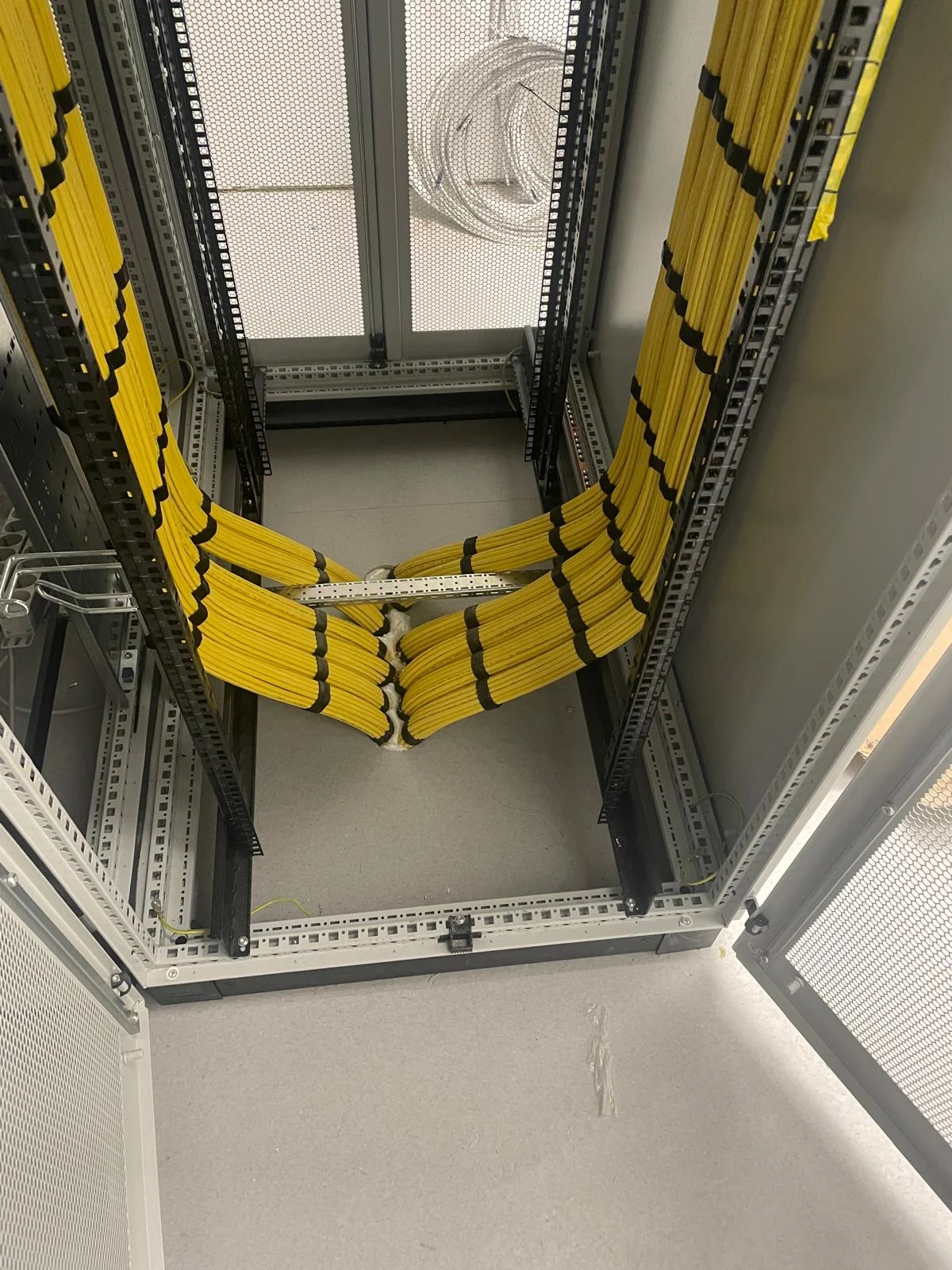 Geordende gele bekabeling in serverkast