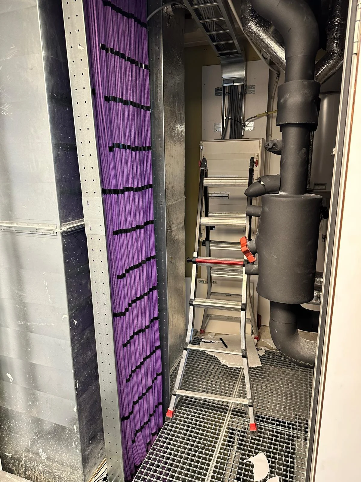 Paarse databekabeling in technische schacht