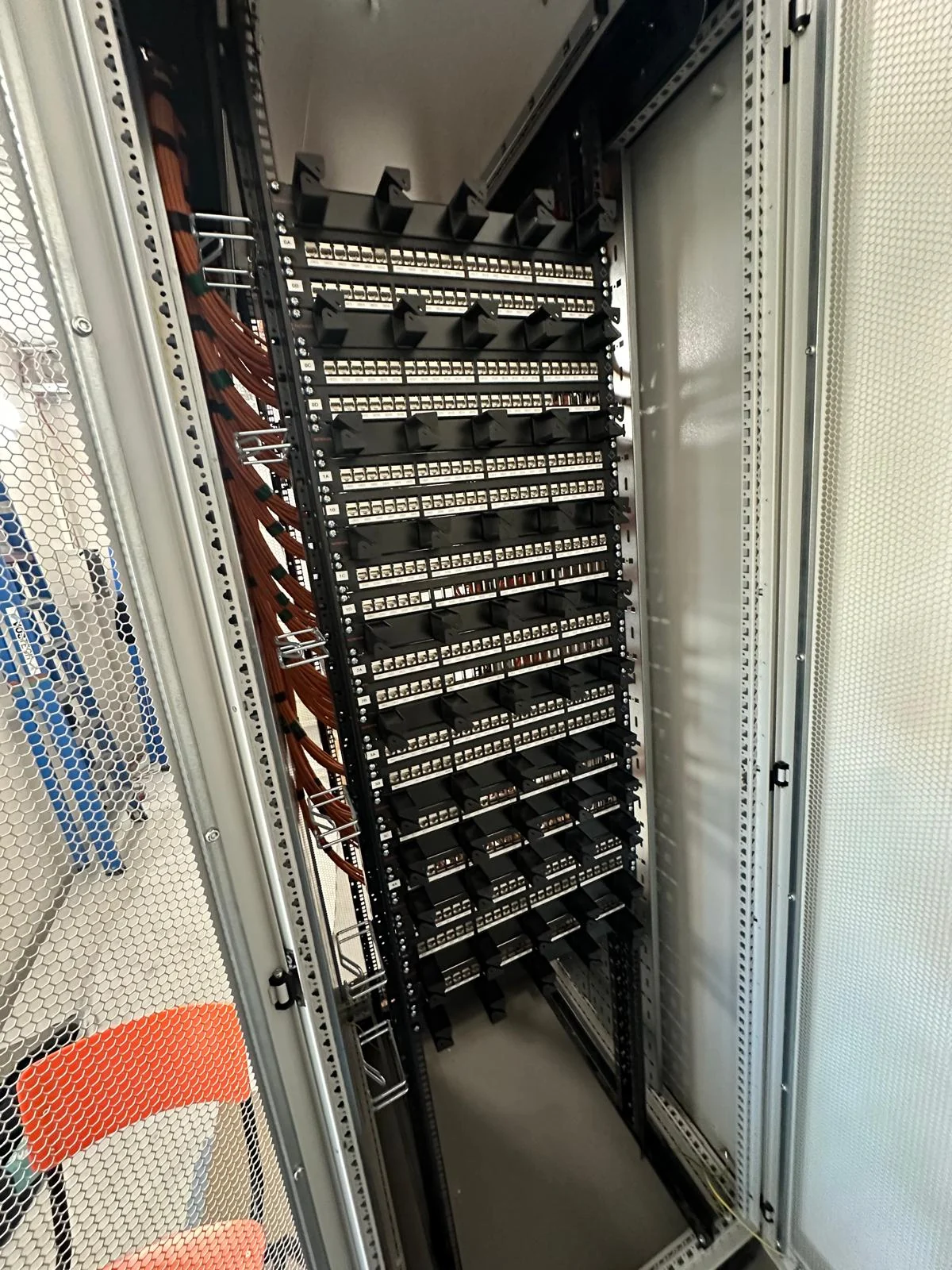 Netwerkkast met gemonteerde patchpanelen